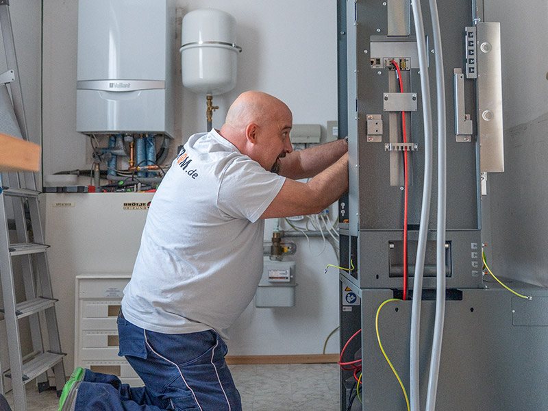 Stromspeicher-Installation im Haus zur Optimierung von Eigenverbrauch und Unabhängigkeit